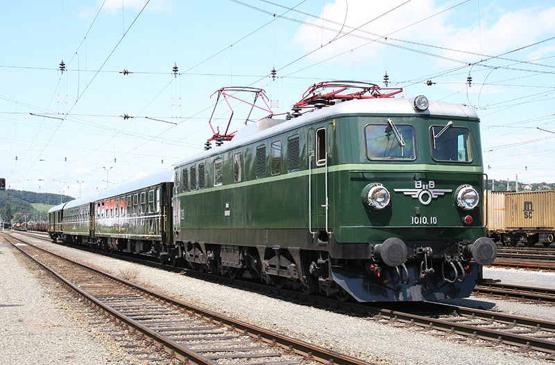Am 9. Juli 2009 fhrte die 1010.10 den D16000 von Wien West nach Salzburg. Da dieser Zug an diesem Tag nur bis Salzburg verkehrte wurde er im Bahnhof Salzburg Gnigl bis zu seiner Rckfahrt hinterstellt. Hier aufgenommen gleich nach der Ankunft in Salzburg-Gnigl