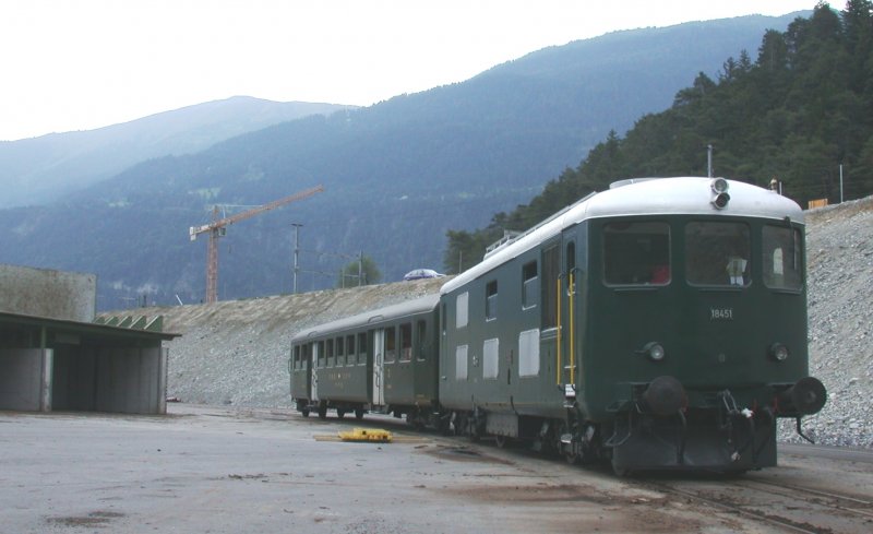 Am 9. Juni 2007 war die Bm 4/4II 18451 mit einem Wagen voll britischer Eisenbahnfans im neuen Stallinger-Sgewerk bei Domat/Ems.