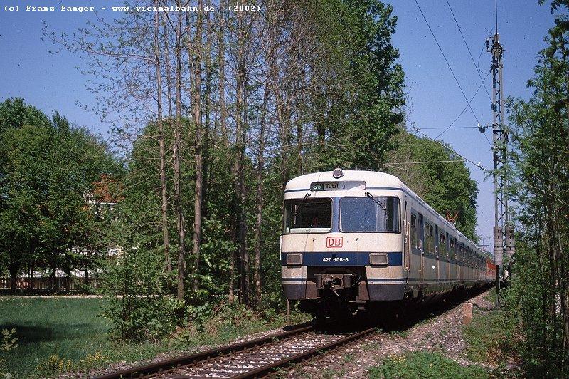 Am 9. Mai 2002 durchquert 420 106 nach Verlassen des Erdinger Bahnhofs den rtlichen Stadtpark.
Bereits damals waren  die blauen  selten, heute ist eine solche Situation undenkbar.
