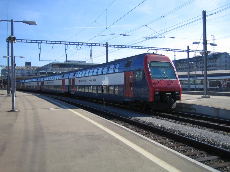 Am 9.10.05 fuhr eine S8 nach Effretikon in Zrich ein. Es handelt sich um die Zugzielanzeiger-Versuchs-Komp., bei der die Zugzielanzeigen aus LED-Dioden sind, die Wagen waren auch die ersten S-Bahn-Wagen mit den roten Tren.