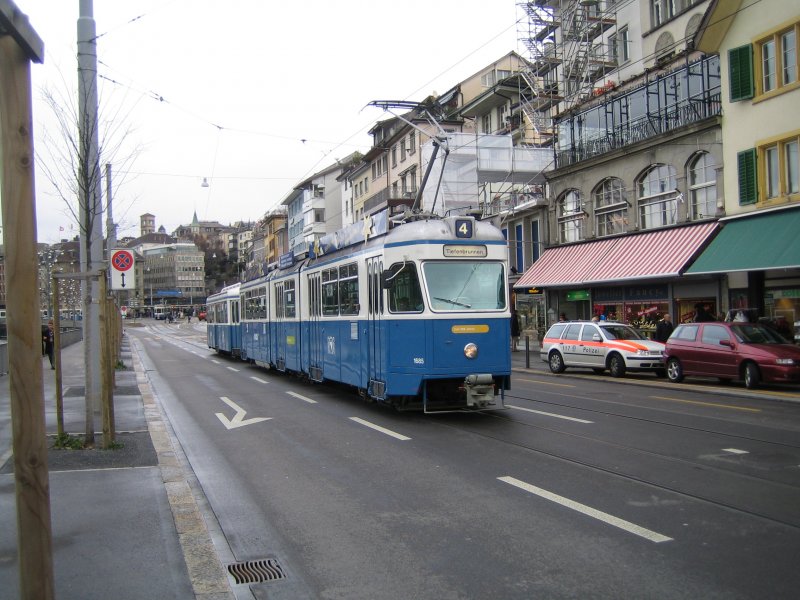 Am 9.12.07 Vergangenheit, am 7.12.07 noch Realitt. Miragen mit B4-Anhnger auf der Linie 4. Auf den 9.12.07 wurde der Takt des 4ers ausgednnt, wodurch grssere Fahrzeuge auf dem 4er ntig wurden, jedoch durften diese nicht lnger sein als diese Miragen oder Ponys.  Am 7.12.07 fhrt Mirage 1685 mit Anhnger 793 der Rudolf-Brun-Brcke zu.