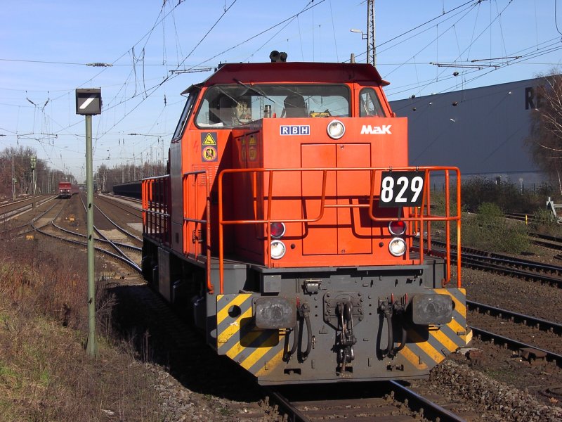 Am 9.2.08 fhrt Lok 829 der RBH durch Recklinghausen Sd.