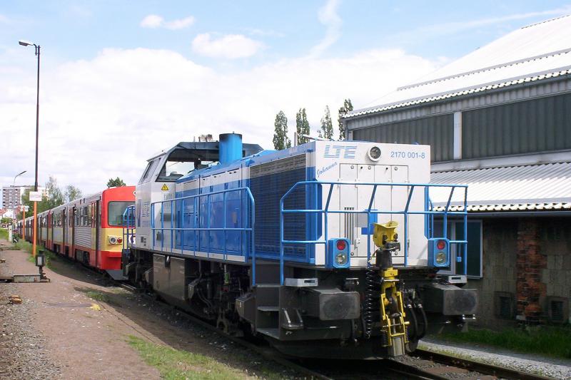 Am 9.5.2004 wurde die LTE Lok 2170 001 (Vossloh G 1700) fr Serviearbeiten von Wien nach Graz berstellt. Hier befindet sie sich bereits in der Traktion des Graz-Kflacher Bahnhofes - dahinter sind einige VT 70 Garnituren der GKB abgestellt