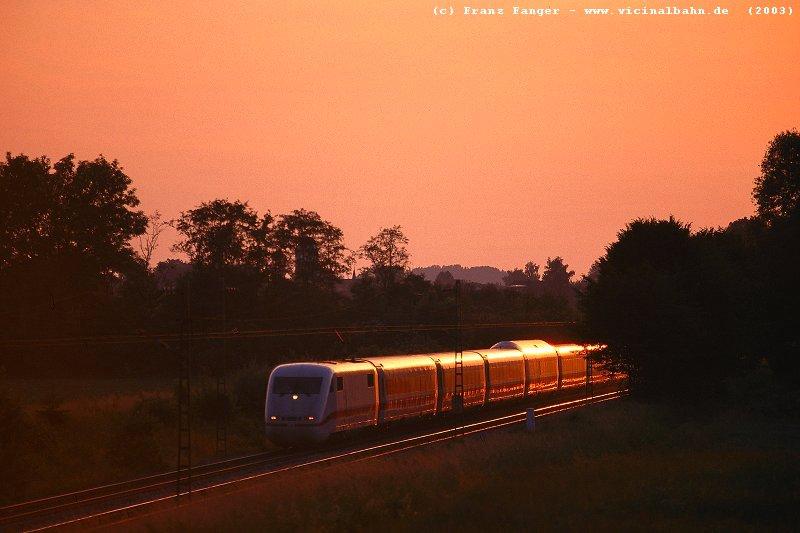 Am 9.6.03 taucht ein 401 bei Haspelmoor (Strecke Augsburg - Mnchen) in den Sonnenuntergang.
