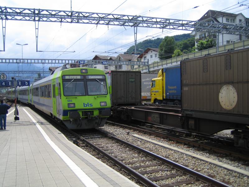 Am 9.7.05 fuhr der ABt 985 mit einem Regio nach Zweisimmen in Spiez ein.