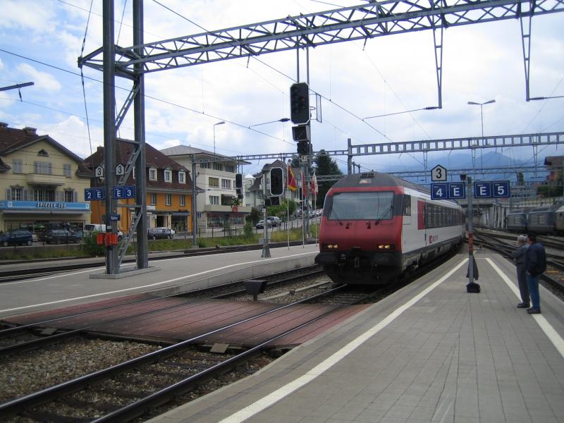 Am 9.7.05 fuhr der IC 825 nach Romanshorn gefhrt von einem Bt EW IV der 2. Generation in Spiez ein.