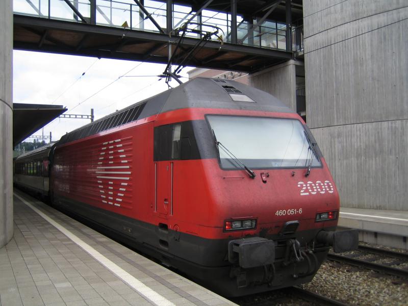 Am 9.7.05 stand die Re 460 051-6 ''Staffelegg'' mit dem IC 825 nach Romanshorn in Spiez.