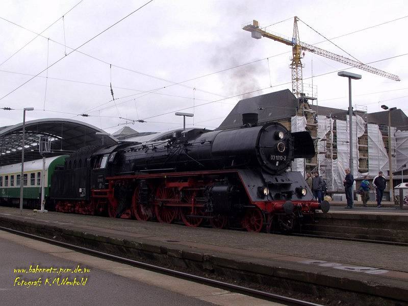 Am 9.Februar fuhr ein mit 03 1010 bespannter Sonderzug von Halle(Saale) nach Oberhof, mit Zwischenstopp in Weimar. Das Bild zeigt den Zug kurz vor der Abfahrt im Bahnhof Halle.
