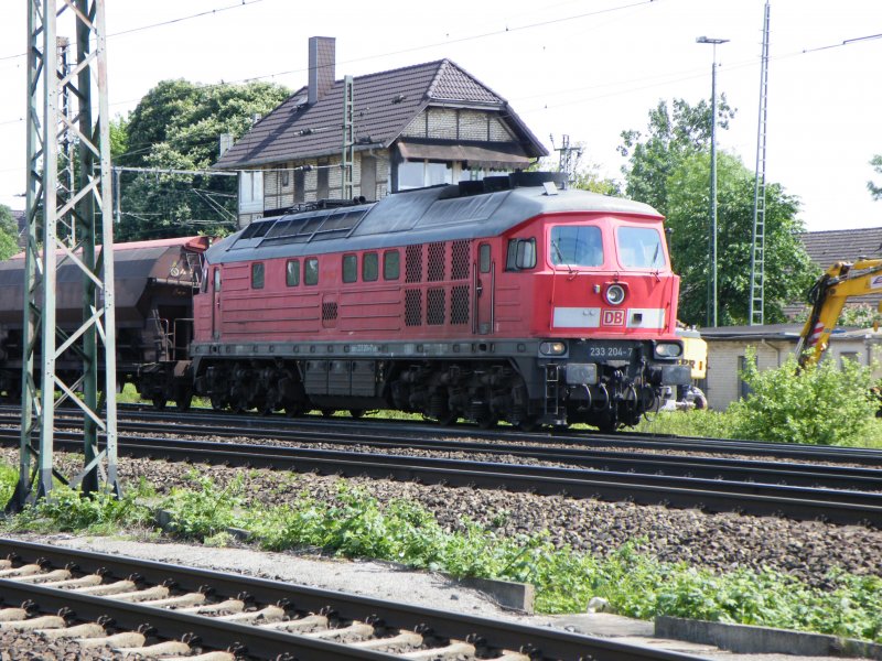 Am 9.Mai 2009 startete die 233-204 in Seelze Rbf mit einem Getreidezug Richtung Wunstorf.