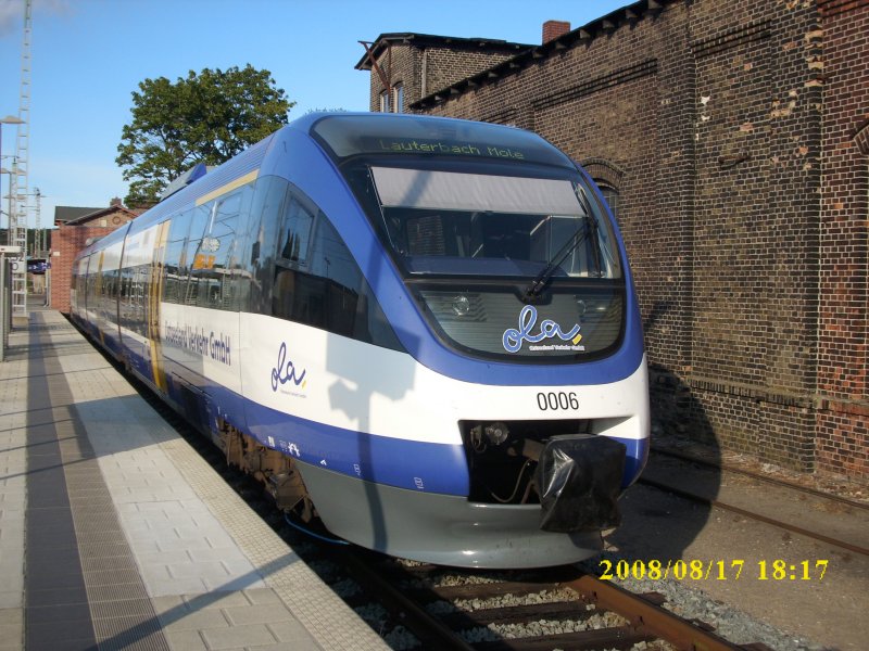 Am Abend vom 17.08.2008 steht der OLA-Triebwagen 0006 nach Lauterbach Mole abfahrbereit in Bergen/Rgen.