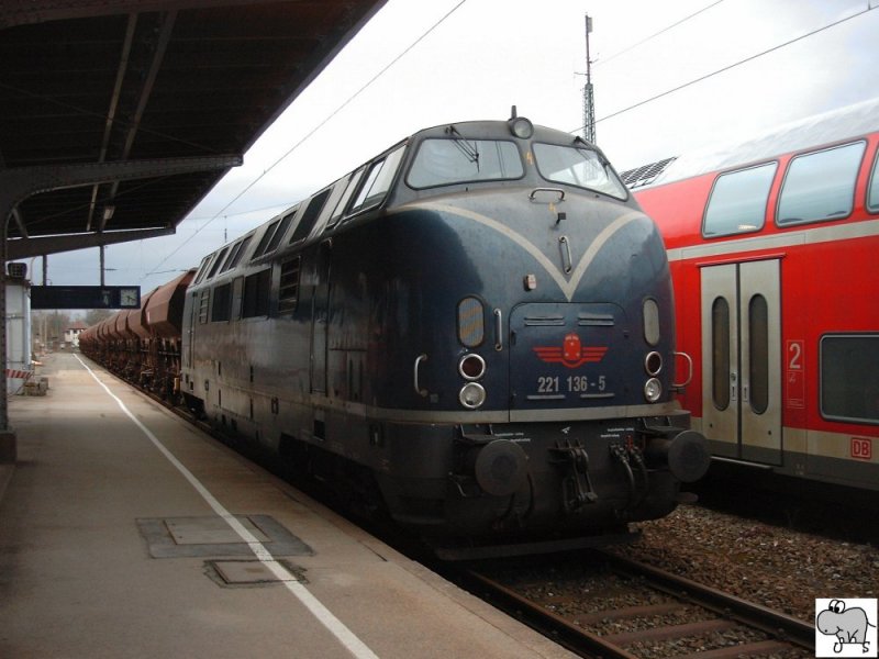 Am Abend des 02. April 2006 wartete BR 221 136-5 der ImoTrans im Coburger Hauptbahnhof mit einen Ganzzug aus Schttgutwagen. Wenig spter drckte sie den Schotterzug in Richtung Rdental aus den Bahnhof.