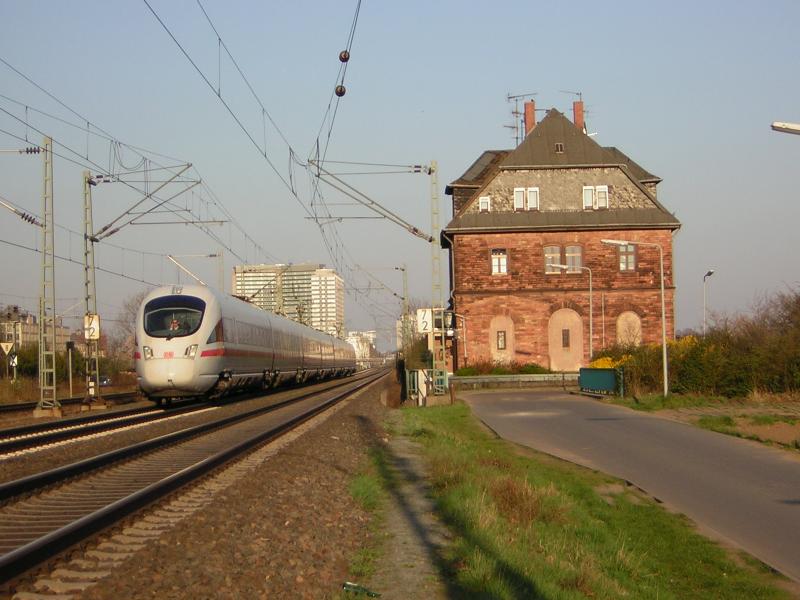 Am Abend des 02.04.2005 fuhr ein ICE-T am Gebude des alten Bahnhofs Frankfurt am Main-Oberrad in Richtung Hauptbahnhof vorbei, aufgrund der hohen Geschwindigkeit war die Triebfahrzeugnummer leider nicht zu erkennen.