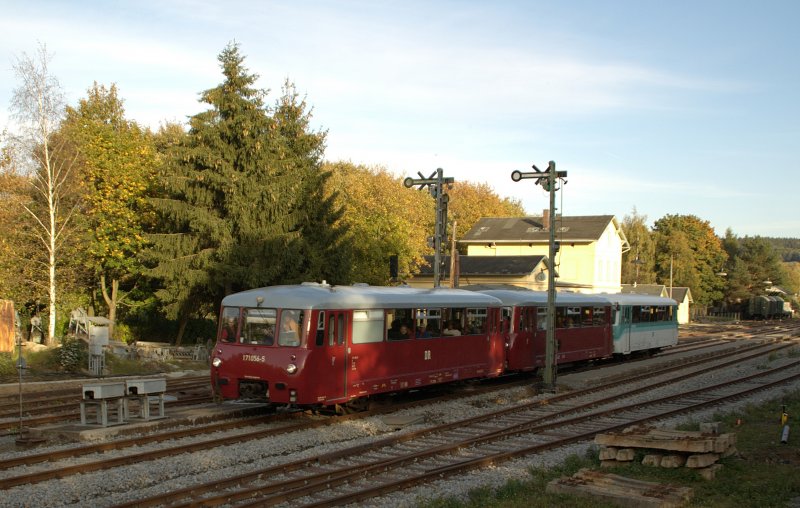 Am Abend des 03.10.09 passieren die Ferkeltaxen 772 367, mit 972 771 und 171 056 der Erzgebirgischen Aussichtsbahn die neu aufgestellten Flgelsignale im Museumsbahnhof Schlettau. 