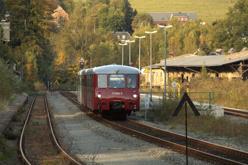 Am Abend des 03.10.09 verlassen die Ferkeltaxen 772 367, mit 972 771 und 171 056 der Erzgebirgischen Aussichtsbahn dem Bahnhof Annaberg Buchholz Sd in Richtung Schlettau. 