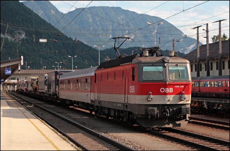 Am Abend des 05.07.2008 wartet die Innsbrucker 1144 219 (9181 1144 219-3) mit dem DGS 43842 von Trento nach Regensburg-Hafen in Kufstein auf die Weiterfahrt. Im Vergleich zum Vortag (ID 213731) ist der Zug bis auf Zwei Pltze ausgebucht. 
