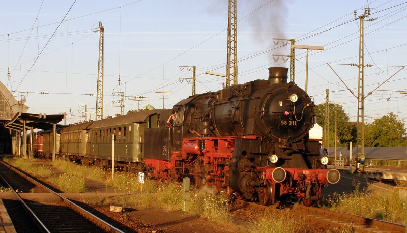 
Am abend des 05.08.07 rauscht 58 311 der Ulmer Eisenbahnfreunde mit einem Sonderzug aus Karlsruhe.