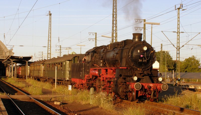 
Am abend des 05.08.07 rauscht 58 311 der Ulmer Eisenbahnfreunde mit einem Sonderzug aus Karlsruhe.