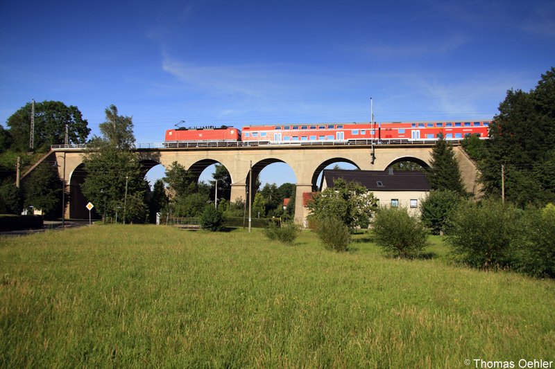 Am Abend des 06.08.07 fhrt die RB nach Chemnitz ber das Ottendorfer Viadukt. Wie immer fungiert eine 143 als Wendezuglok.