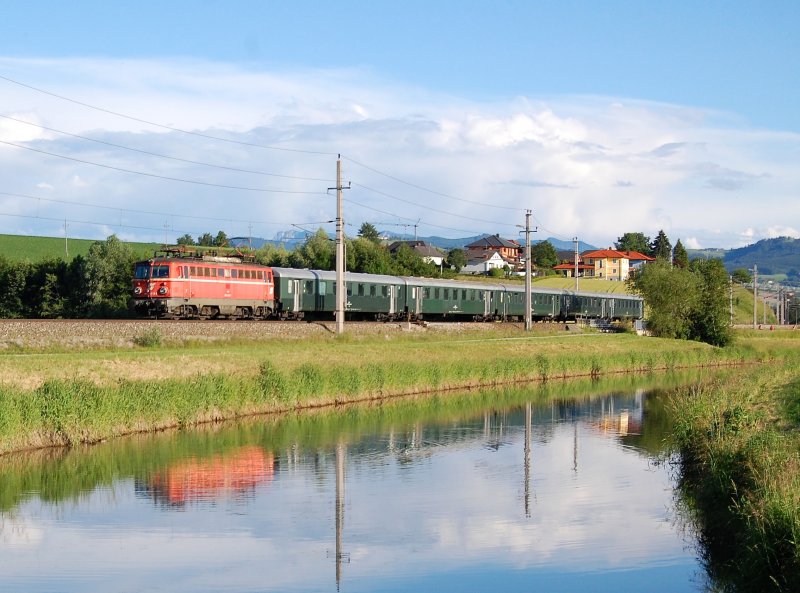 Am Abend des 07.06.2009 ist die 1042 013 mit
einem Sonderzug in Wartberg/Kr. durchgefahren.
Leider war die Krems nicht ganz so ruhig
wie ich es mir erhofft habe und die 
Spiegelung etwas verzerrt. 