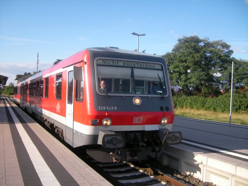Am Abend des 08.09.2008 ruht 628 643-9 im Bahnhof Freinsheim. 