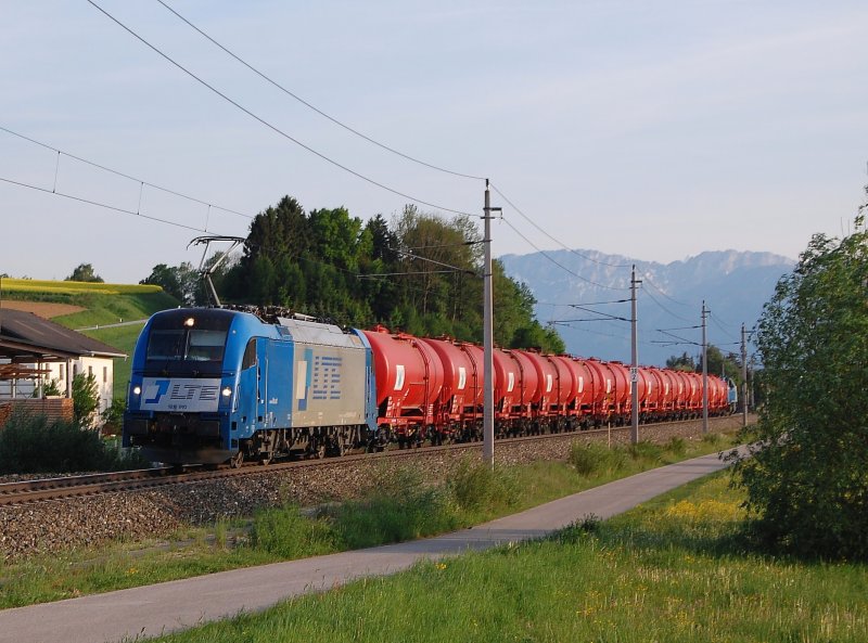 Am Abend des 09.05.2009 ist die 1216 910
mit einem umgeleiteten Gterzug bei 
Wartberg/Kr. unterwegs gewesen.
Grsse an die Triebfahrzeugbesatzung!