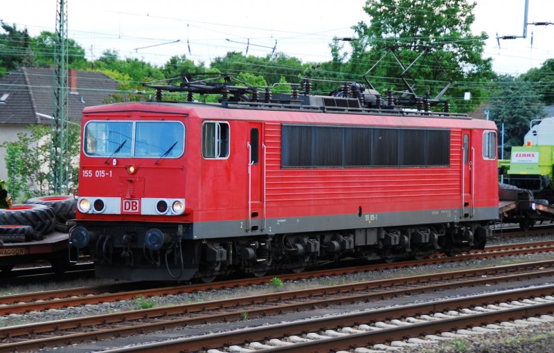 Am Abend des 12.05.2009 bereitet sich die 155 015-1 im Hbf Gtersloh auf Ihre Tour vor. Kurz zuvor war Sie noch hinter dem erkennbaren Gterzug mit Class-Mhdreschern geparkt. Ich hatte eingentlich damit gerechnet, das dieser Zug angekoppelt wird; stattdessen ging es im Schneckentempo durch den Bahnhof um dann gen Bielefeld auf Solo-Tour zu verschwinden.