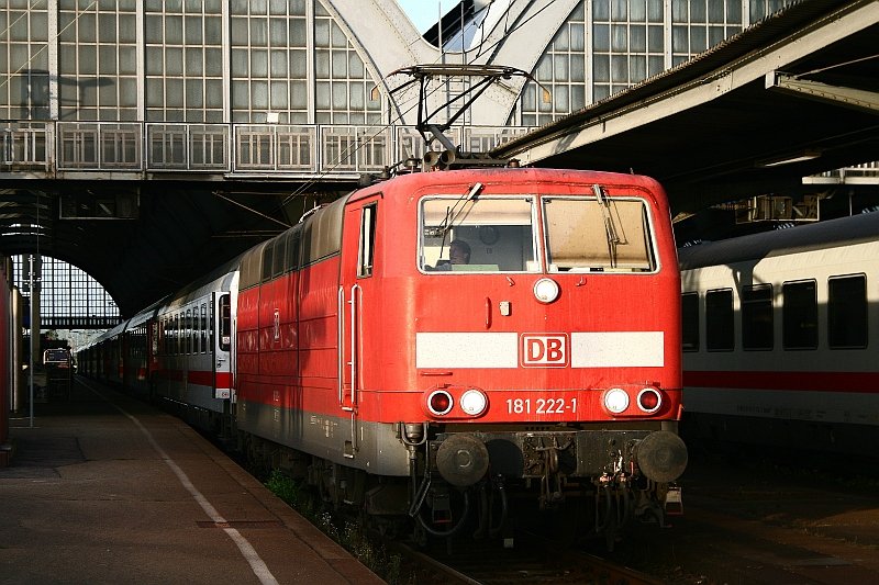 Am Abend des 13. August 2008 steht 181 222-1 mit dem EC 60 (Mnchen-Strabourg) im Hauptbahnhof von Karlsruhe.