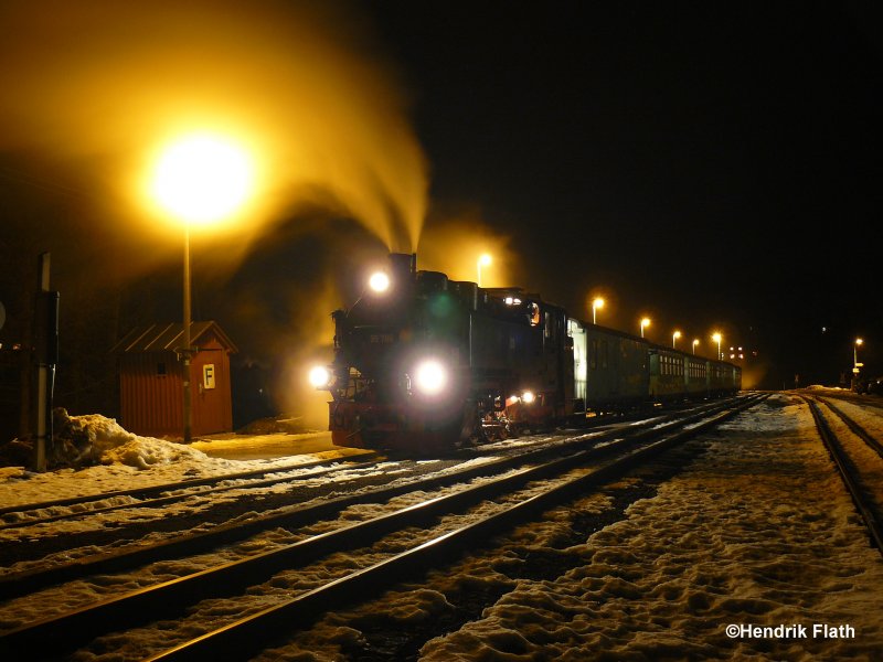 Am Abend des 13.01.2008 wartet 99 786 im Bahnhof Neudorf auf die Ausfahrt.