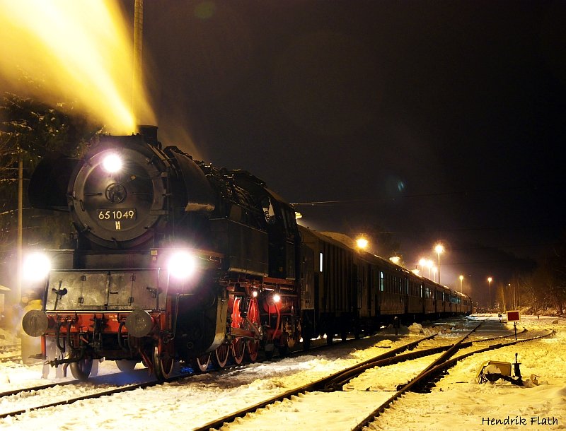 Am Abend des 13.12.2008 dampfte dann erstmals berhaupt die in Chemnitz beheimatete 65 1049 nach Schlettau. Der 12-Wagen-Zug war fast zu lang fr den Schlettauer Bahnsteig.