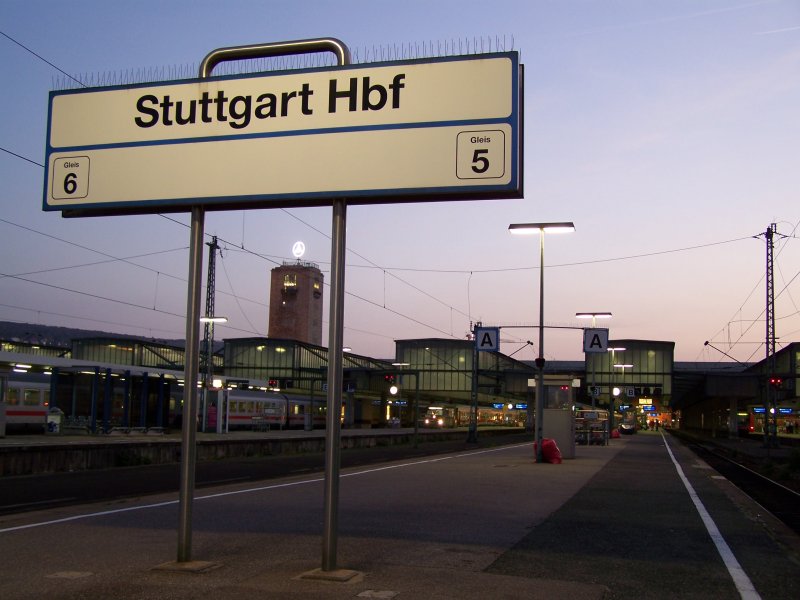 Am Abend des 13.Oktober 2007 wurde diese Aufnahme am Stuttgarter Hbf aufgenommen.