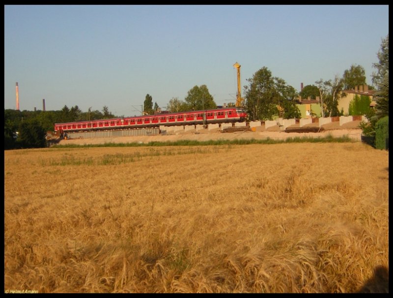 Am Abend des 14.07.2006 fuhr ein Vollzug der S2 nach Niedernhausen an der Baustelle der entstehenden S-Bahn-Station durch das Feld bei Frankfurt am Main-Zeilsheim.