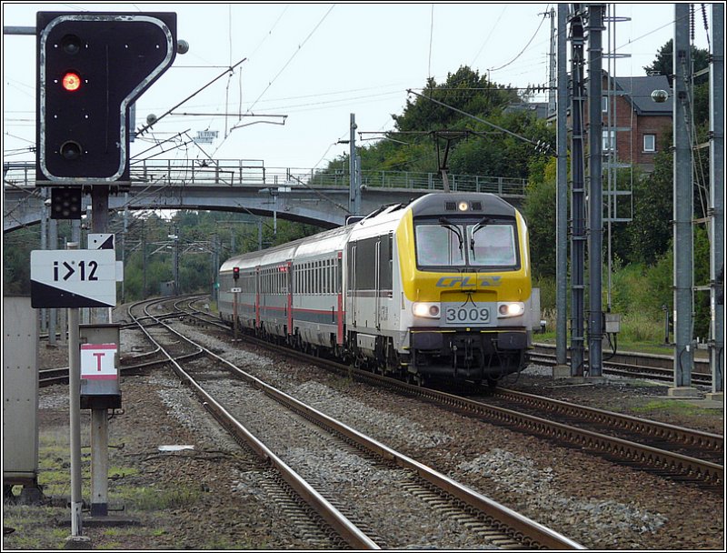 Am Abend des 14.09.08 kommt E-Lok 3009 aus Richtung Liers im Bahnhof von Gouvy an, um etwas spter ihre Reise nach Luxemburg fortzusetzen. (Jeanny)