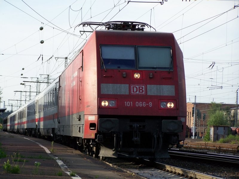 Am Abend des 14.Juni 2007  fuhr die Br.101 066-9 mit einem IC von Nrnberg nach Karlsruhe Hbf, hier bei der Abfahrt des Bahnhofs Aalen.