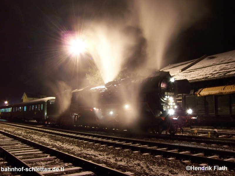 Am Abend des 15.12.2007 steht die Chemnitzer 50 3648-8 im Bahnhof Schlettau