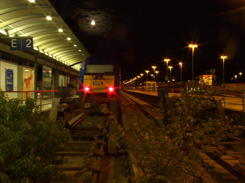 Am Abend des 17.8.08 steht die NOB 80611 auf Gleis 2 zur Abfahrt nach Husum bereit. Geschoben wird sie von der DE2000-03, einem  Siemens Eurorunner 20 .
Rechts sieht man das Ladeterminal fr den  Sylt Shuttle .
Westerland, der 17.8.08.
