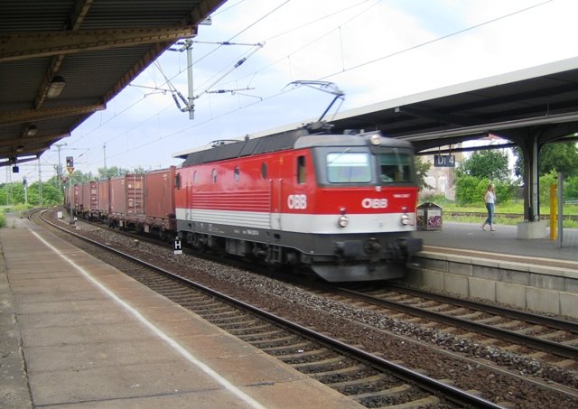 Am Abend des 20.06.07 rollte eine BB 1144 mit einem Containerzug durch den Bahnhof Weienfels. Leider habe ich das Bild nicht ganz scharf bekommen. Vll. gefllt es auf Grund der relativen  Seltenheit  ja trotzdem. 