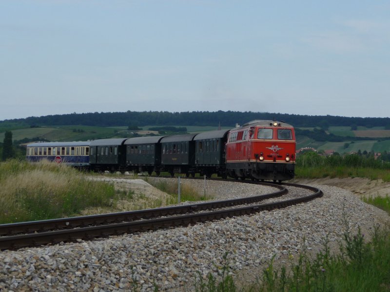 Am Abend des 21.06.09 habe ich eine berraschung erlebt:
Die 2143.35 zieht neben den planmigen Zweiachsern auch den 5042.14. (nahe Stetten)