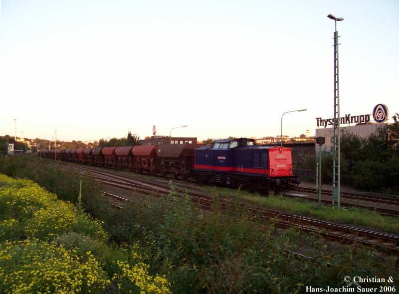 Am Abend des 21.09.2006 steht 745 502-5 mit einem ber 30 Schttgutwagen langen Schotterzug im Remscheider Hbf. 