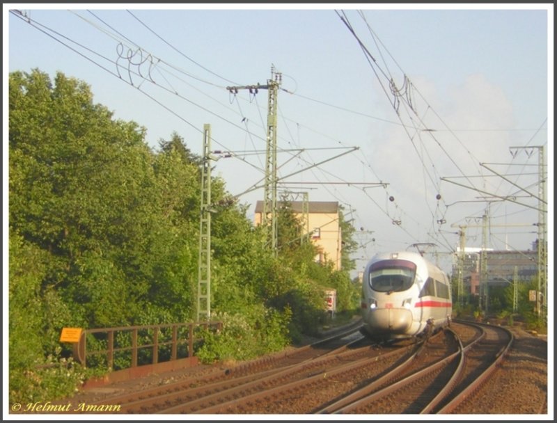 Am Abend des 22.05.2007 fuhr 411 071 am Gebude des alten Bahnhofes Frankfurt am Main-Niederrad links im Bild vorbei in Fahrtrichtung Hauptbahnhof und berquerte gleich nach der Aufnahme auf der Niederrder Brcke den Main.