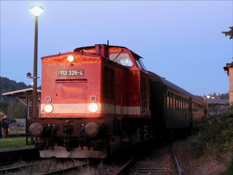 Am Abend des 22.09.2007 steht in Nossen 112 326 (ex V100 DR) abfahrbereit mit ihrem Sonderzug nach Freiberg
