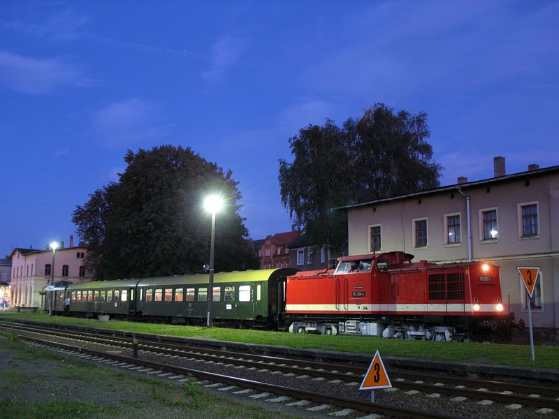 Am Abend des 22.09.2007 steht in Nossen 112 326 (ex V100 DR) abfahrbereit mit ihrem Sonderzug nach Freiberg

