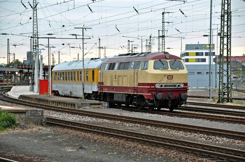 am Abend des 23.06.09 abgestellte 217 001 im Hbf Saarbrcken mit einem Mewagen
