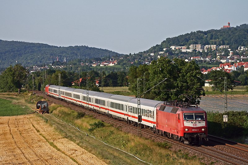 Am Abend des 24. Juli 2008 eilt die orientrote 120 142 mit dem IC 2395 nach Mnchen bei Grosachsen-Heddesheim in Richtung Heidelberg. Untersttzt wurde die Lok dabei durch die am Zugschluss schiebende 101 064.