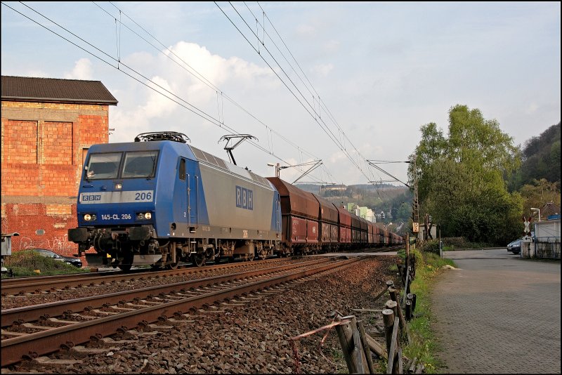 Am Abend des 25.04.2008 bringt die 145-CL 206 einen Leerzug Richtung Hagen. Aufgenommen bei Hohenlimburg.
