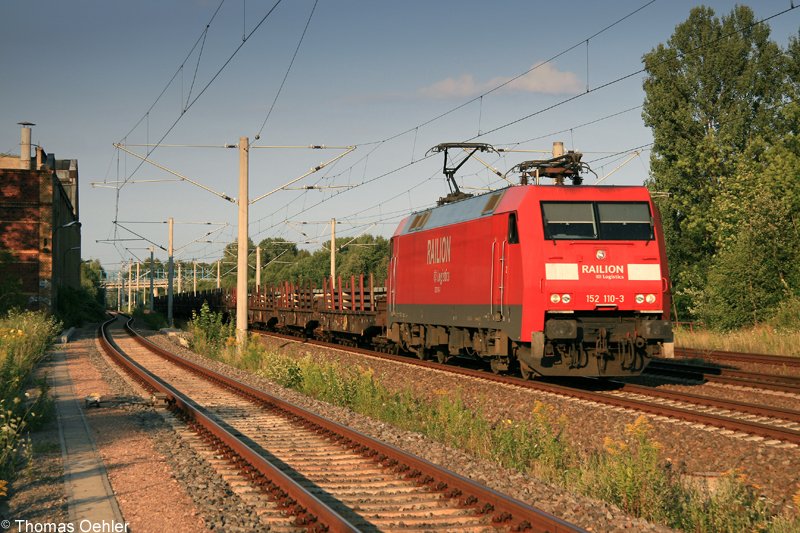 Am Abend des 25.07.07 kam berraschenderweise 152 110 mit einem Flachwagenzug, beladen mit Stahlbrammen, durch Chemnitz-Siegmar gerauscht.