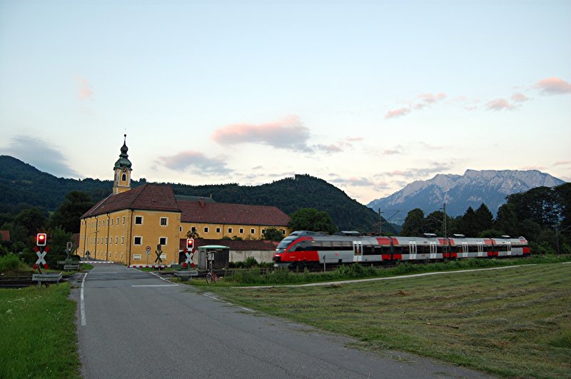 Am Abend des 28.06.2008 passiert ein 4024 ... von Kufstein kommend nach Rosenheim das Karmelitenkloster Reisach am Inn.