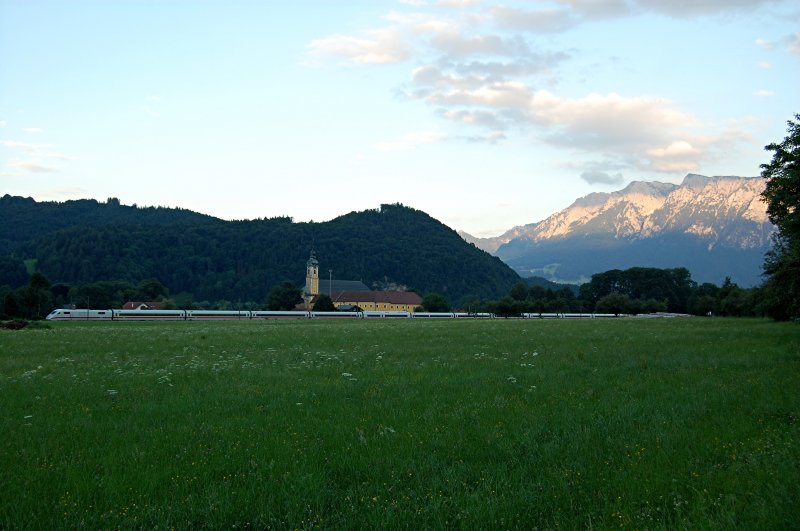 Am Abend des 28.06.2008 passiert der ICE 109 das Karmelitenkloster bei Oberaudorf auf seiner Fahrt nach Innsbruck.