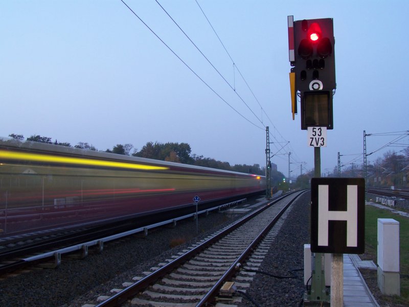Am Abend des 28.Oktober 2007 fuhr diese S-Bahn aus dem Bahnhof Berlin-Sdkreuz aus.