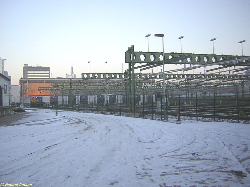 Am Abend des 29.01.2006 prsentierte sich das Auengelnde des alten Postbahnhofes in Frankfurt am Main im weien Kleid, die Gleisanlagen der neuen S-Bahn-Werkstatt sind inzwischen fertiggestellt, lediglich der Fahrdraht fehlt noch.
