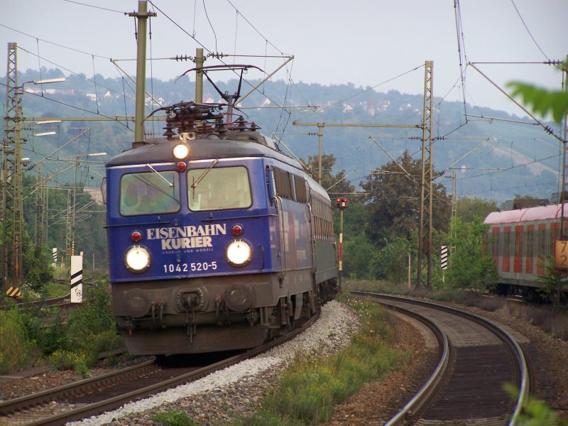Am Abend des 3.August 2007 kam 1042 520-5  Eisenbahn-Kurier  mit einem SDZ durch den Bahnhof Stuttgart-Untertrkheim gefahren.
Einen netten Gru an den sehr netten Lokfhrer fr seinen Gru.